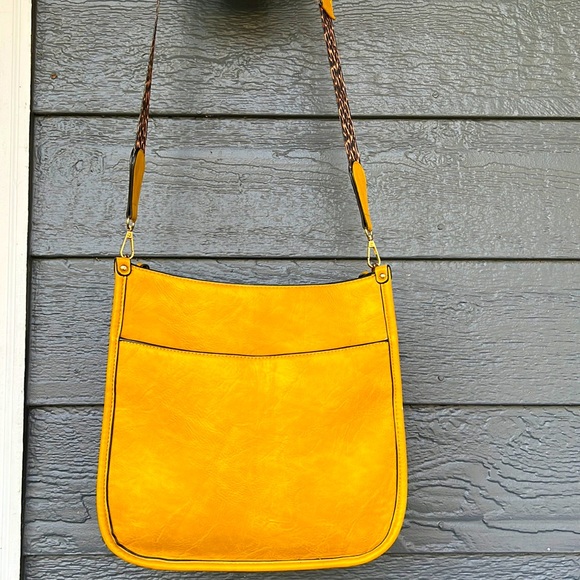 Jen & Co Handbags - 💚✨💜Crossbody Purse 💜✨💚